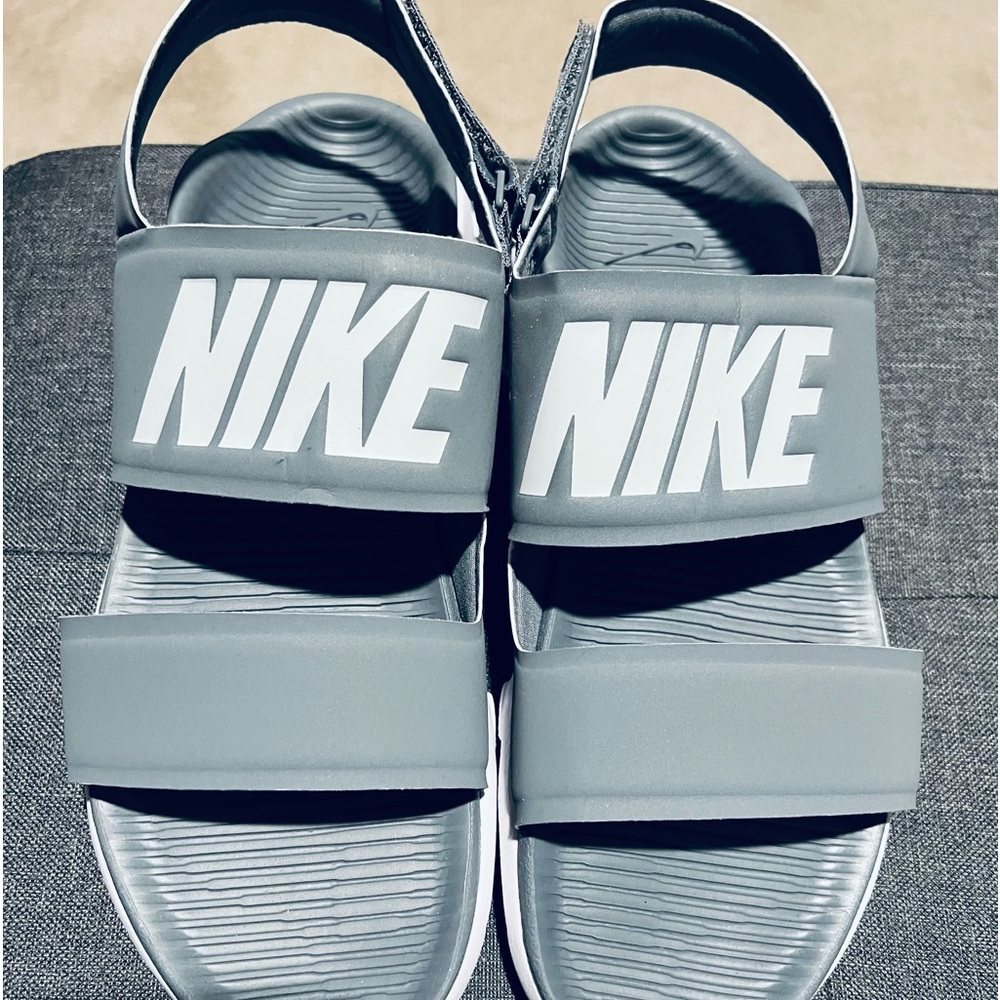 WOMEN'S NIKE SPORT SANDALS White Never Worn (out of box)